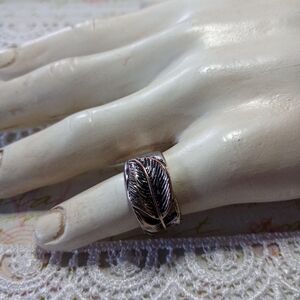 Elegant Feather Design Ring